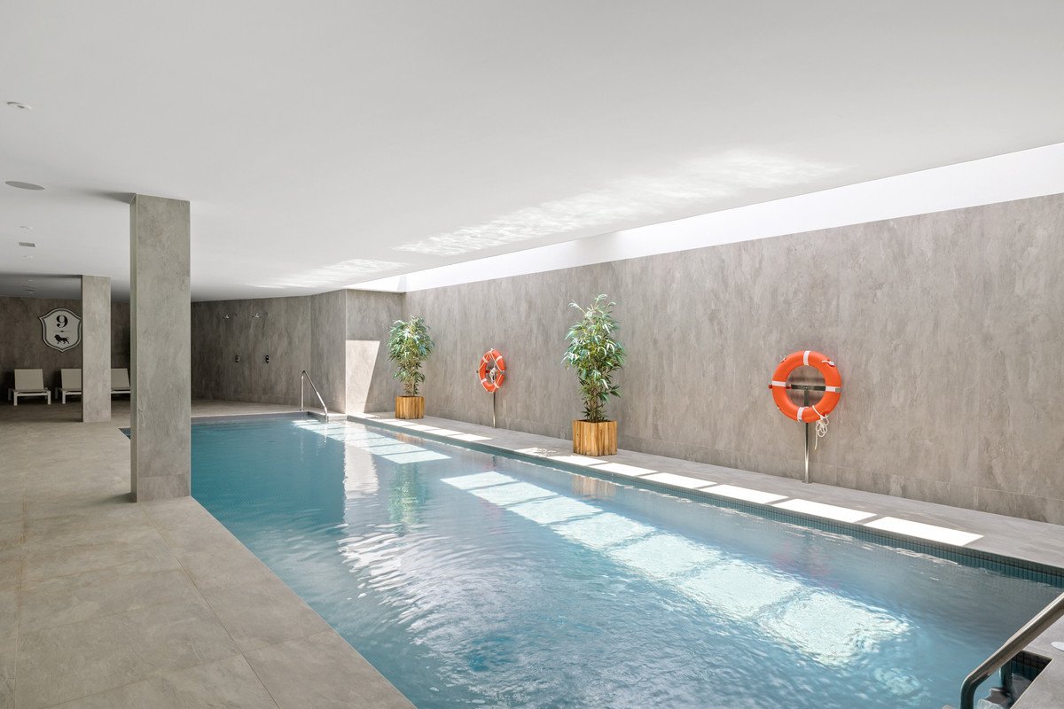 7 Bed Middle Floor Apartment in Nueva Andalucía
