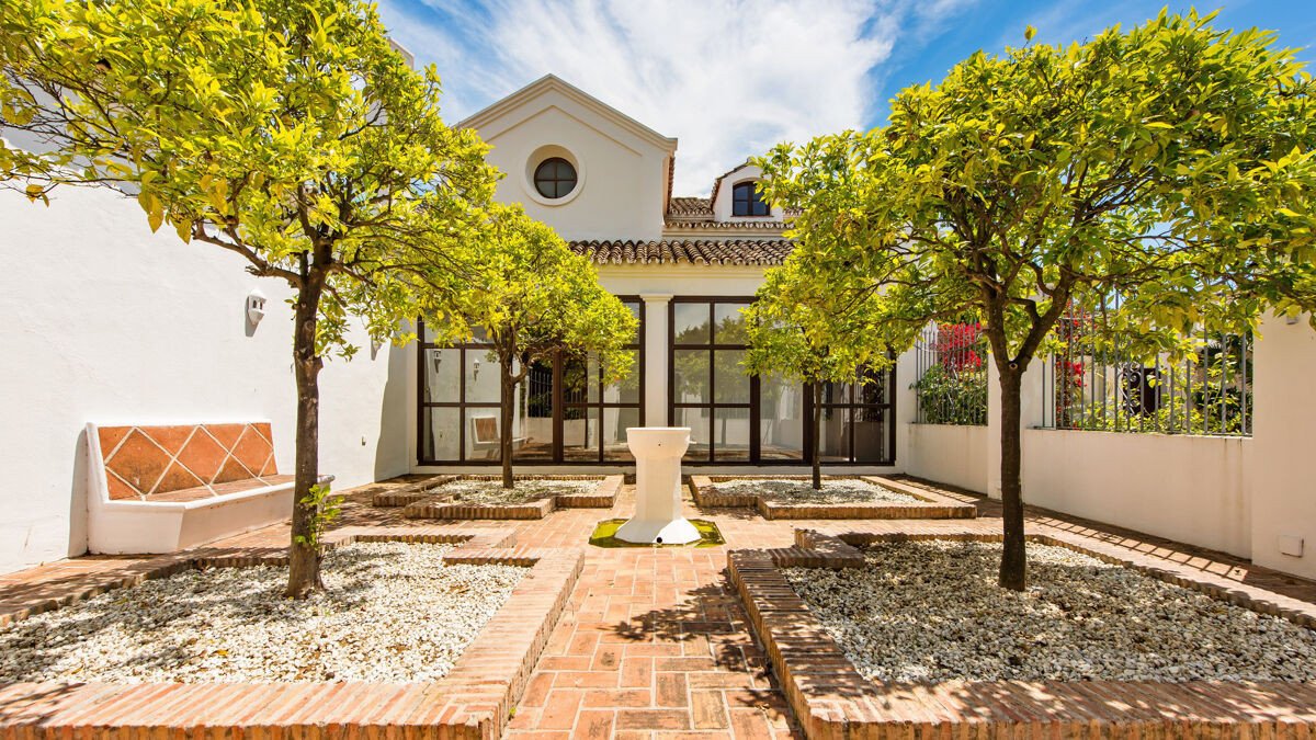 6 Bed Detached Villa in Guadalmina Baja