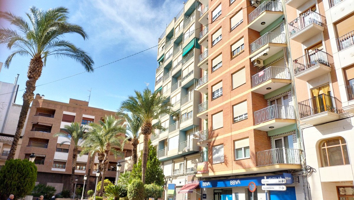 3 Bed Ground Floor Apartment in Sax