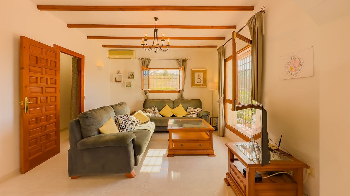 2 Bed Detached Villa in Almogía