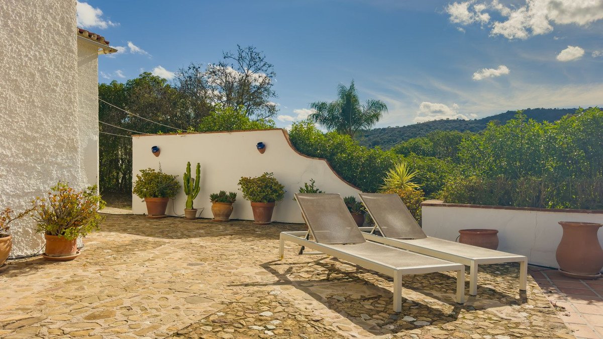 2 Bed Detached Villa in Almogía