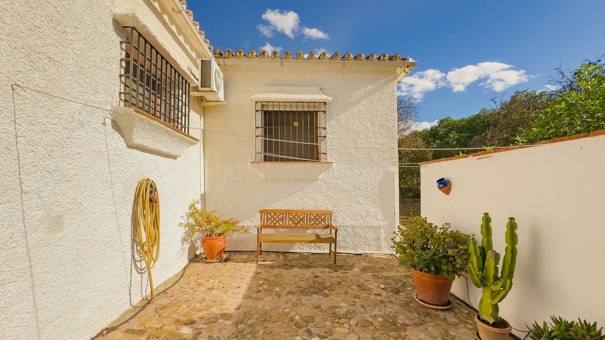 2 Bed Detached Villa in Almogía