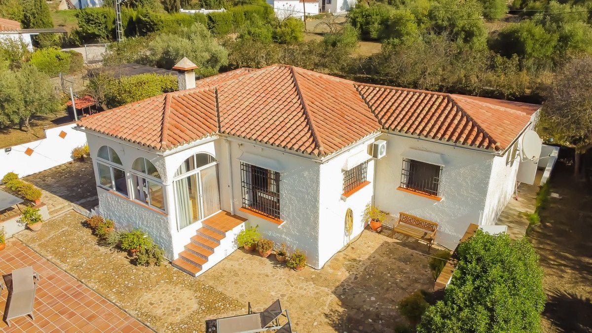 2 Bed Detached Villa in Almogía