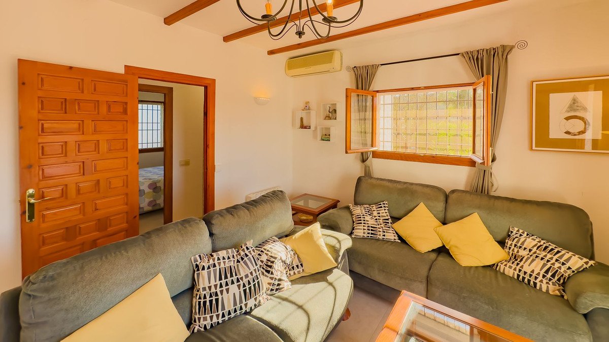 2 Bed Detached Villa in Almogía