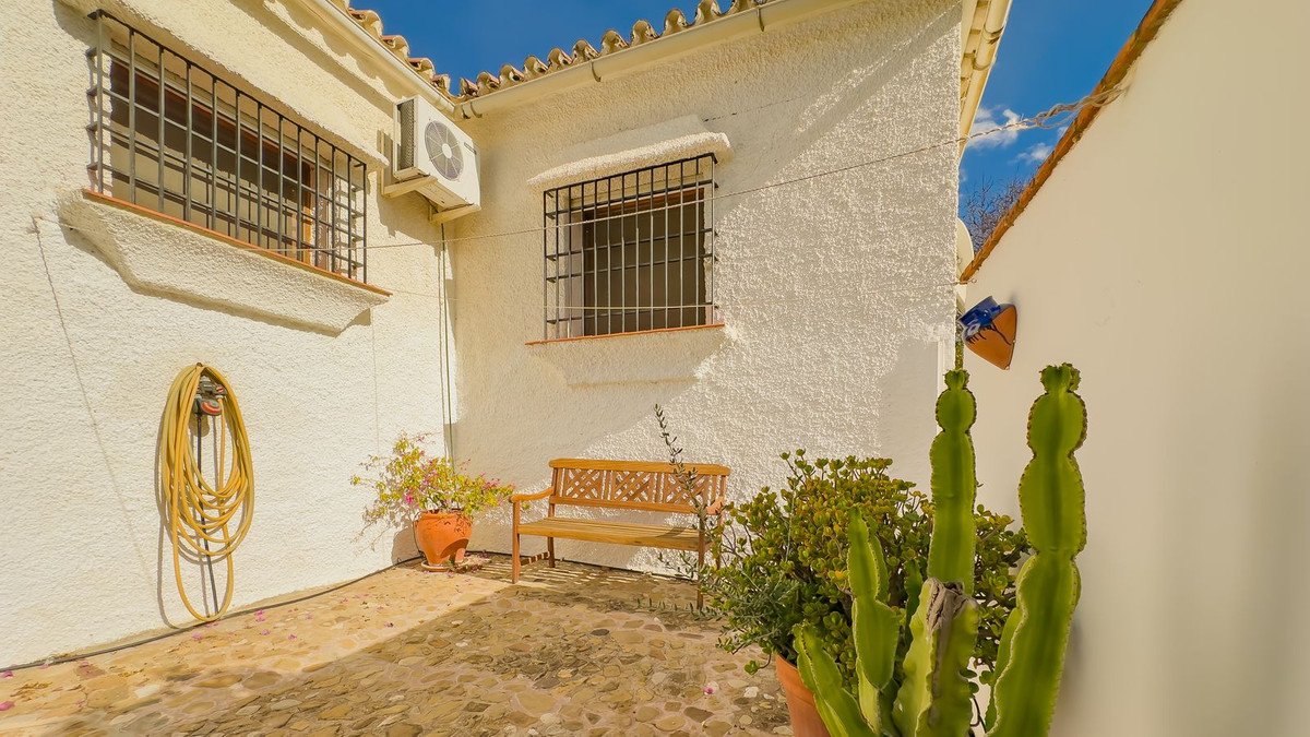 2 Bed Detached Villa in Almogía
