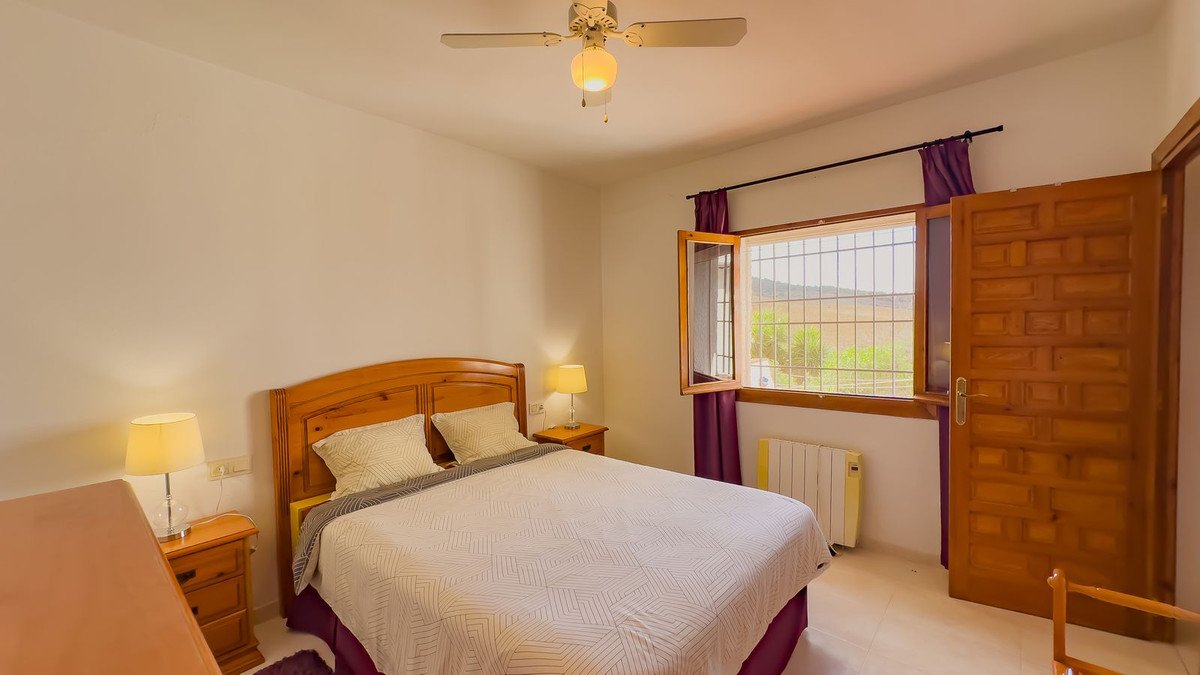 2 Bed Detached Villa in Almogía
