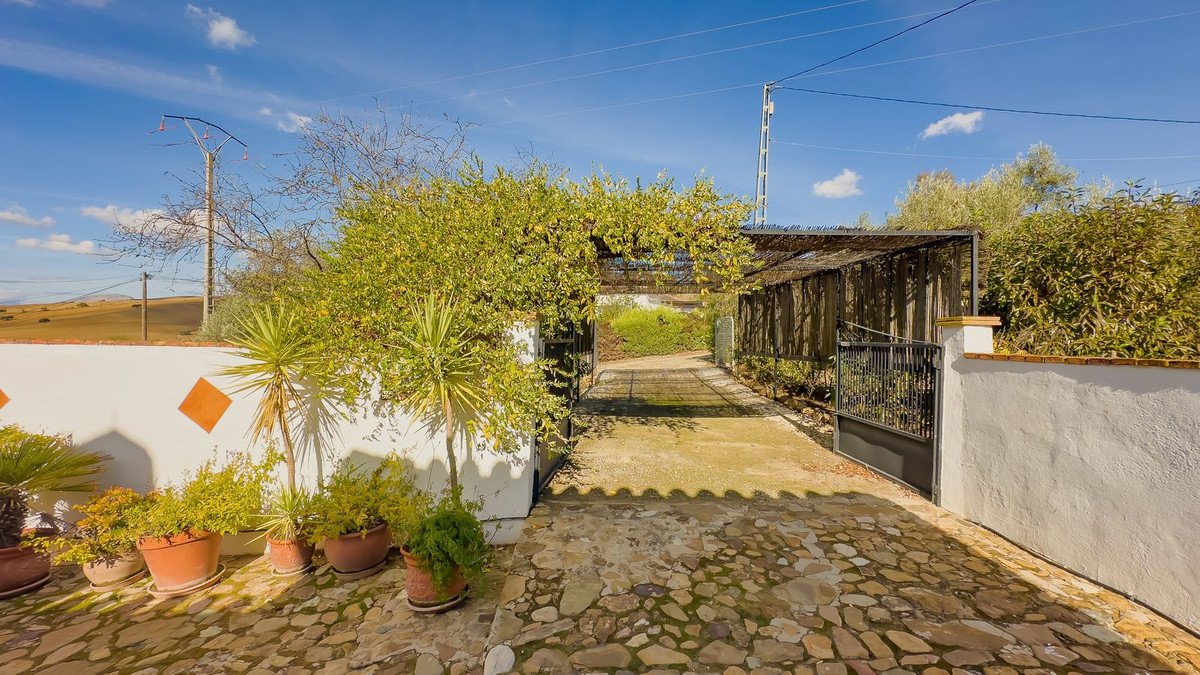 2 Bed Detached Villa in Almogía