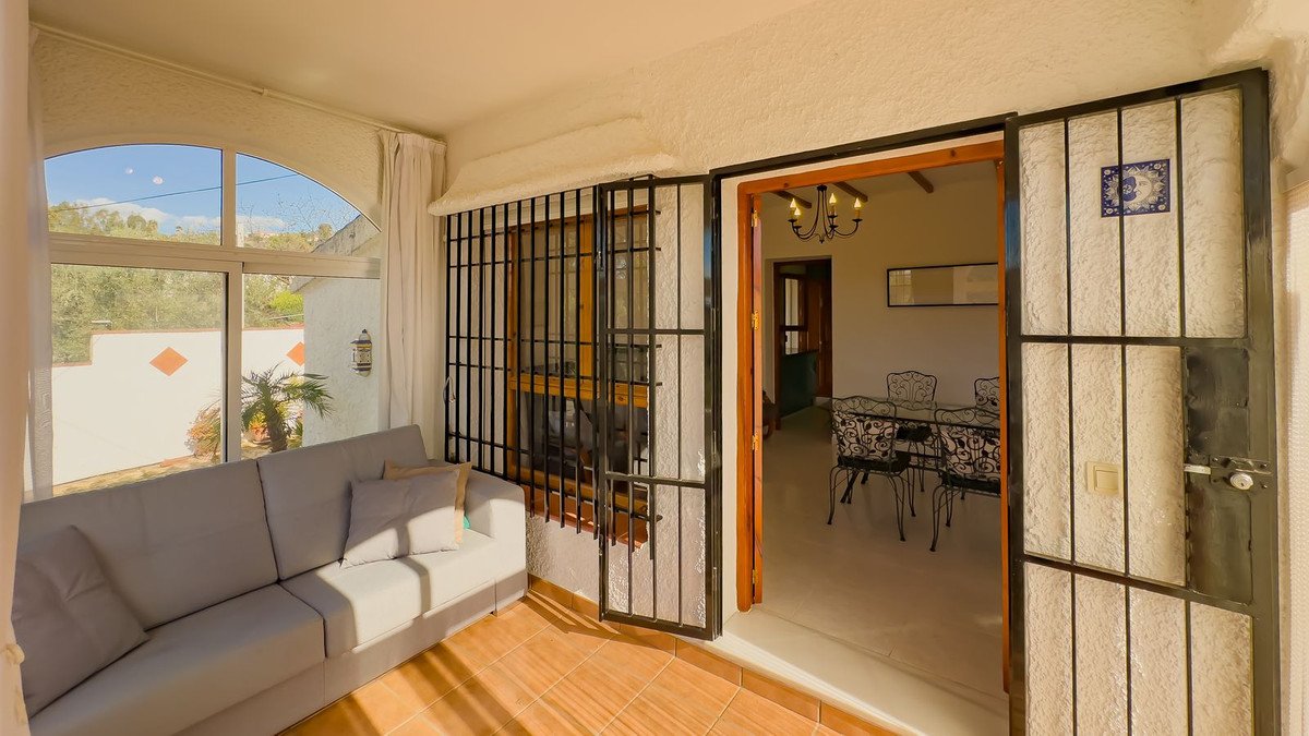 2 Bed Detached Villa in Almogía