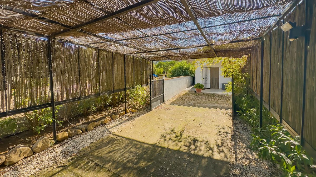 2 Bed Detached Villa in Almogía
