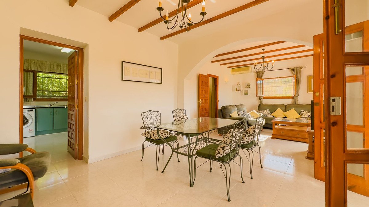 2 Bed Detached Villa in Almogía