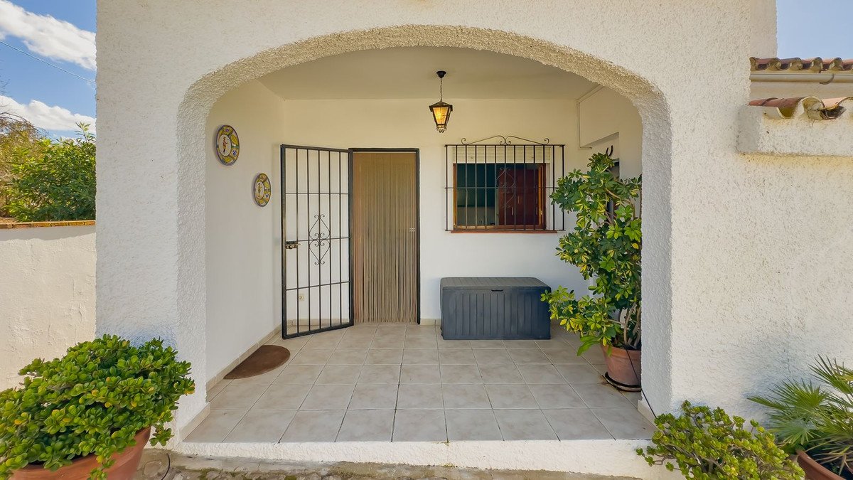 2 Bed Detached Villa in Almogía