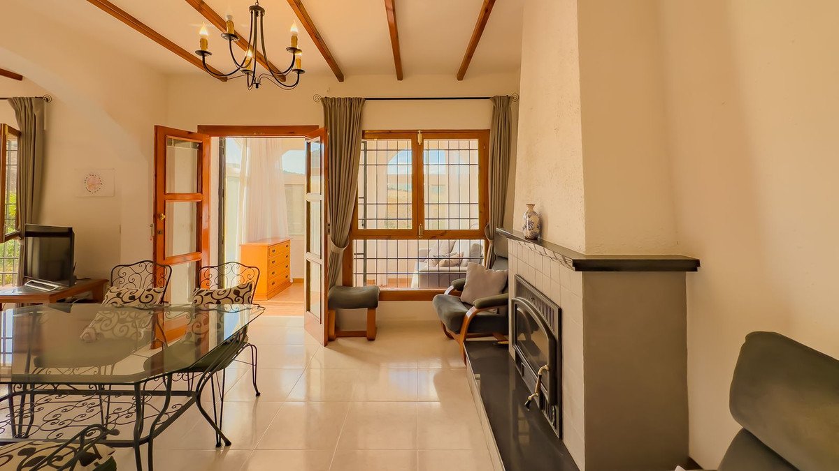 2 Bed Detached Villa in Almogía