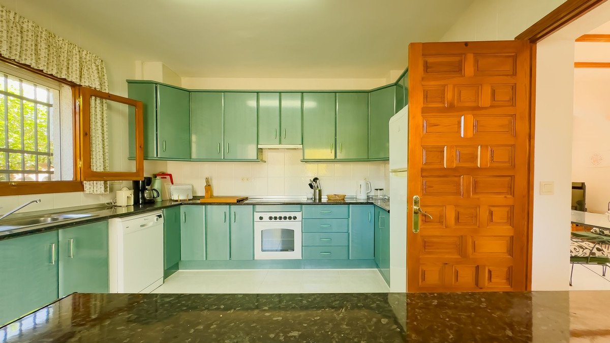 2 Bed Detached Villa in Almogía