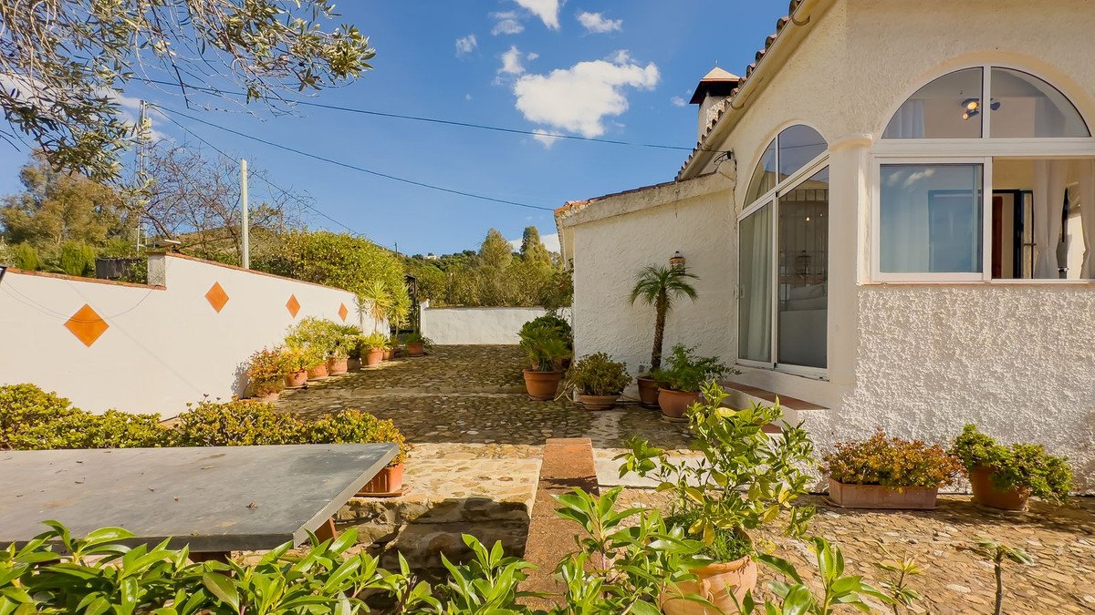 2 Bed Detached Villa in Almogía