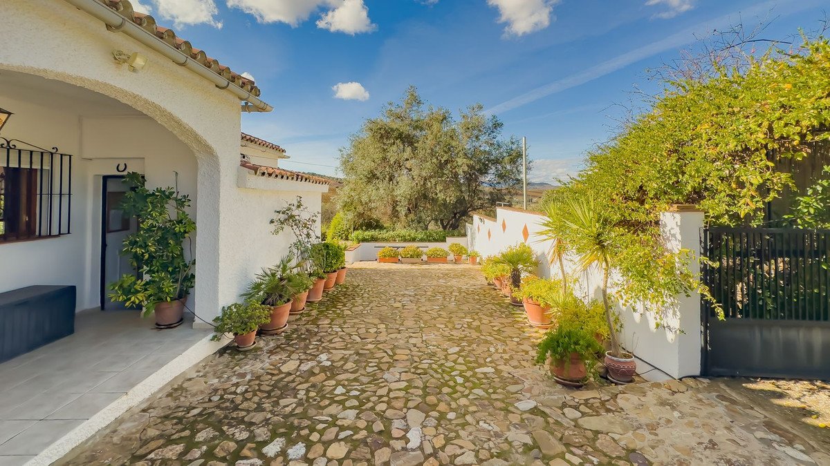 2 Bed Detached Villa in Almogía