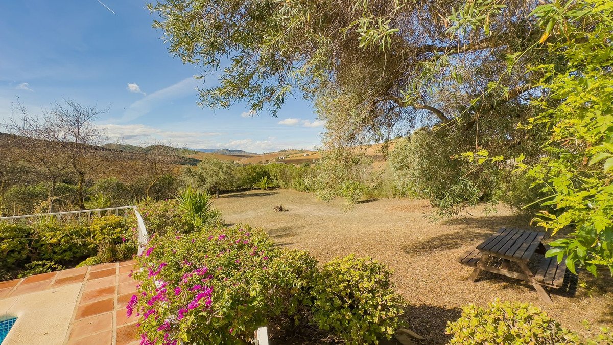 2 Bed Detached Villa in Almogía