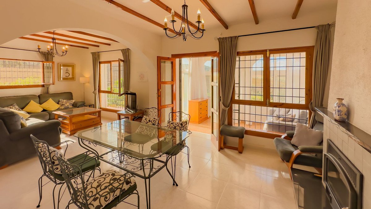 2 Bed Detached Villa in Almogía