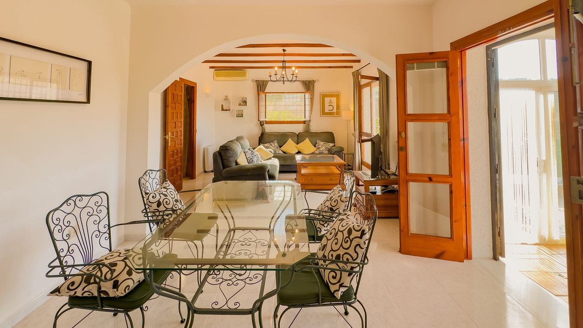 2 Bed Detached Villa in Almogía