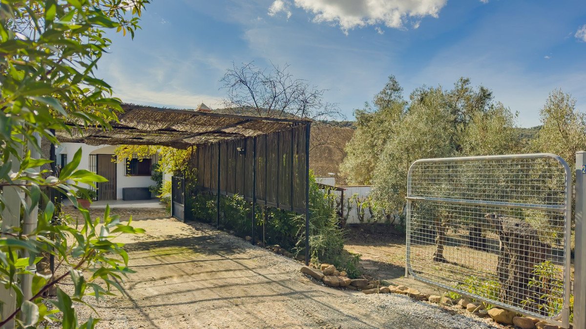 2 Bed Detached Villa in Almogía