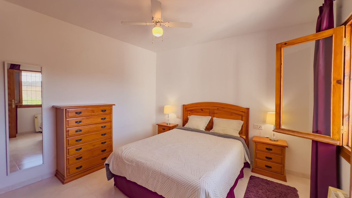 2 Bed Detached Villa in Almogía