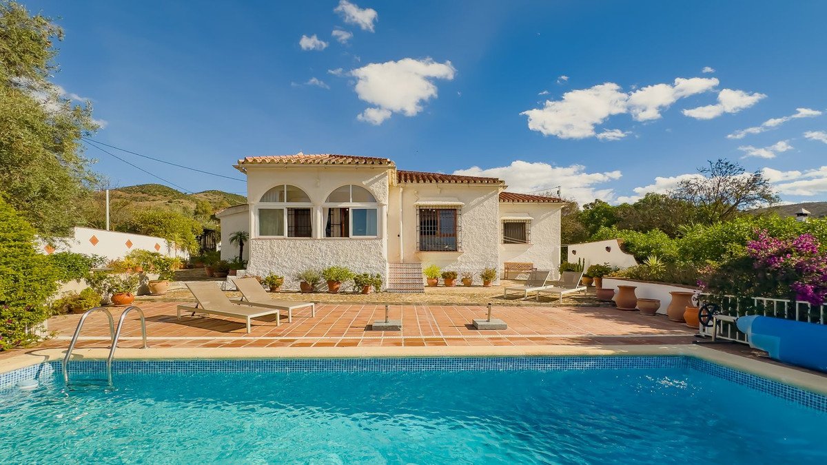 2 Bed Detached Villa in Almogía