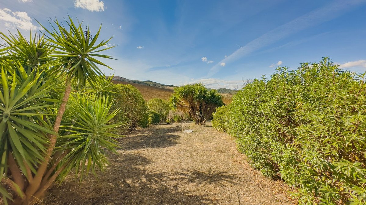2 Bed Detached Villa in Almogía