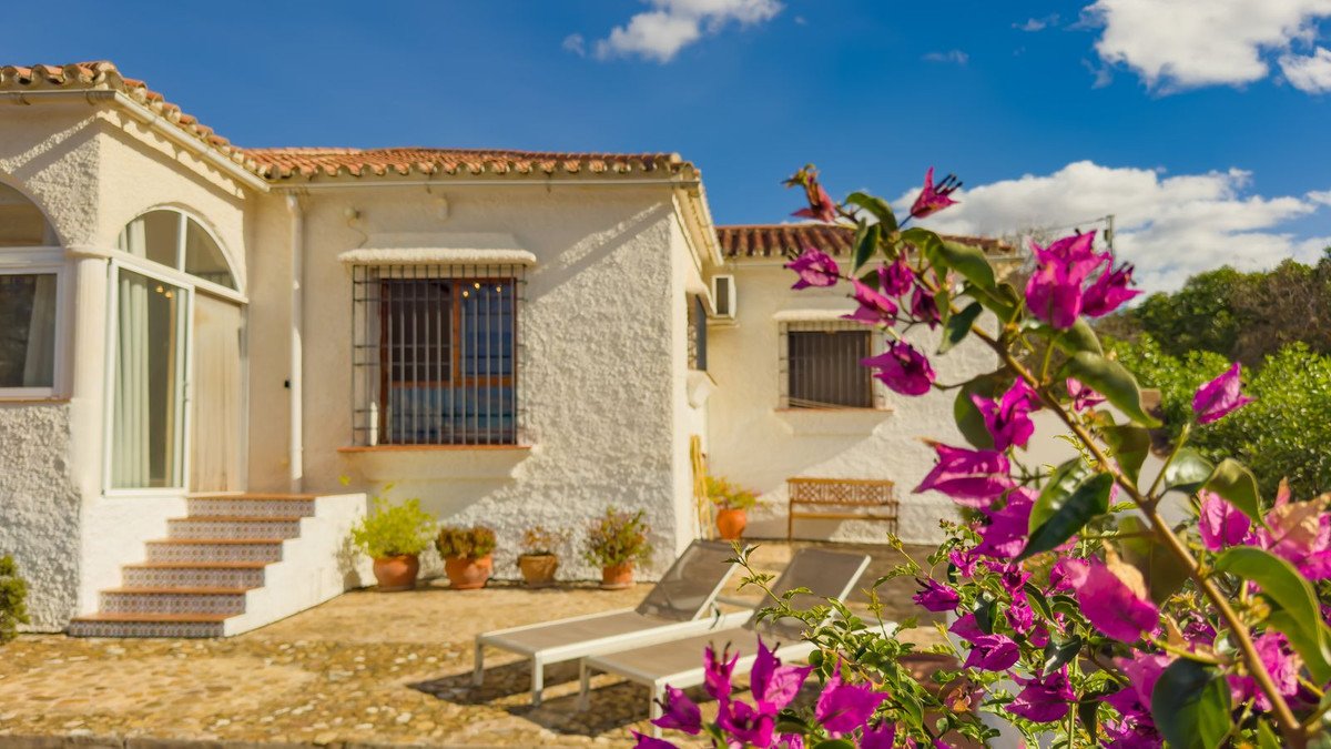2 Bed Detached Villa in Almogía