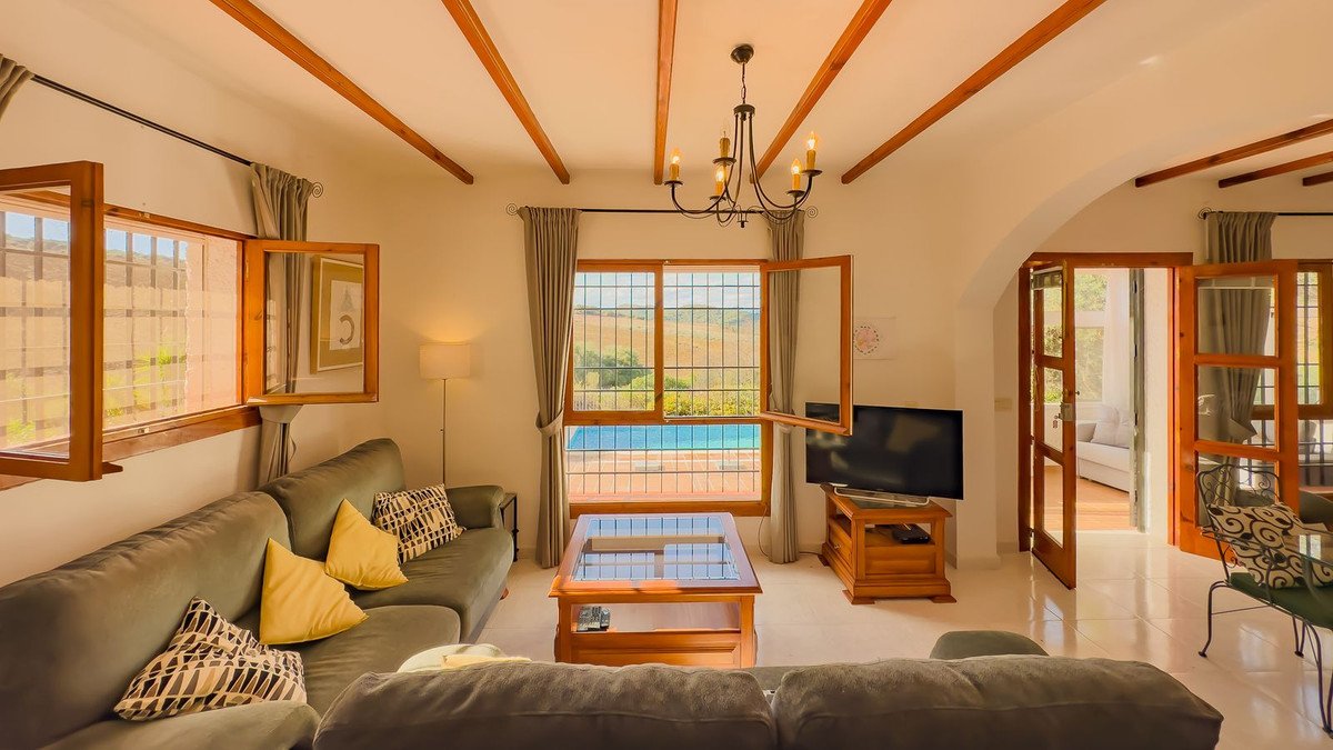 2 Bed Detached Villa in Almogía