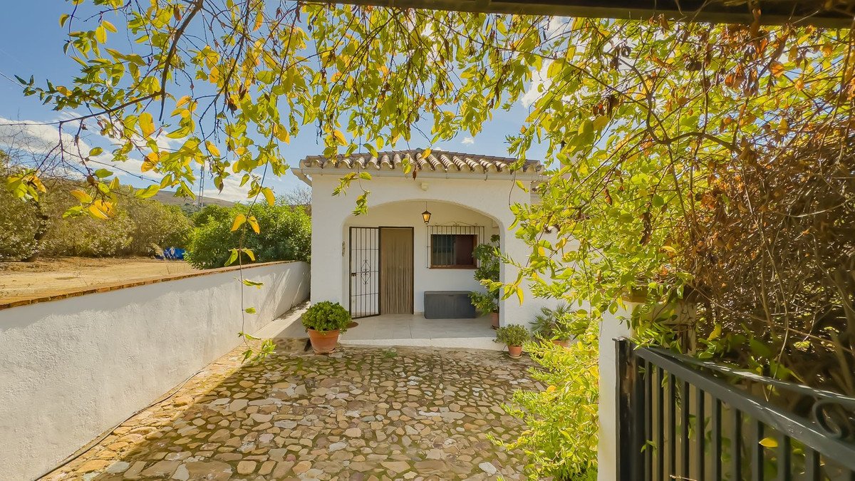 2 Bed Detached Villa in Almogía