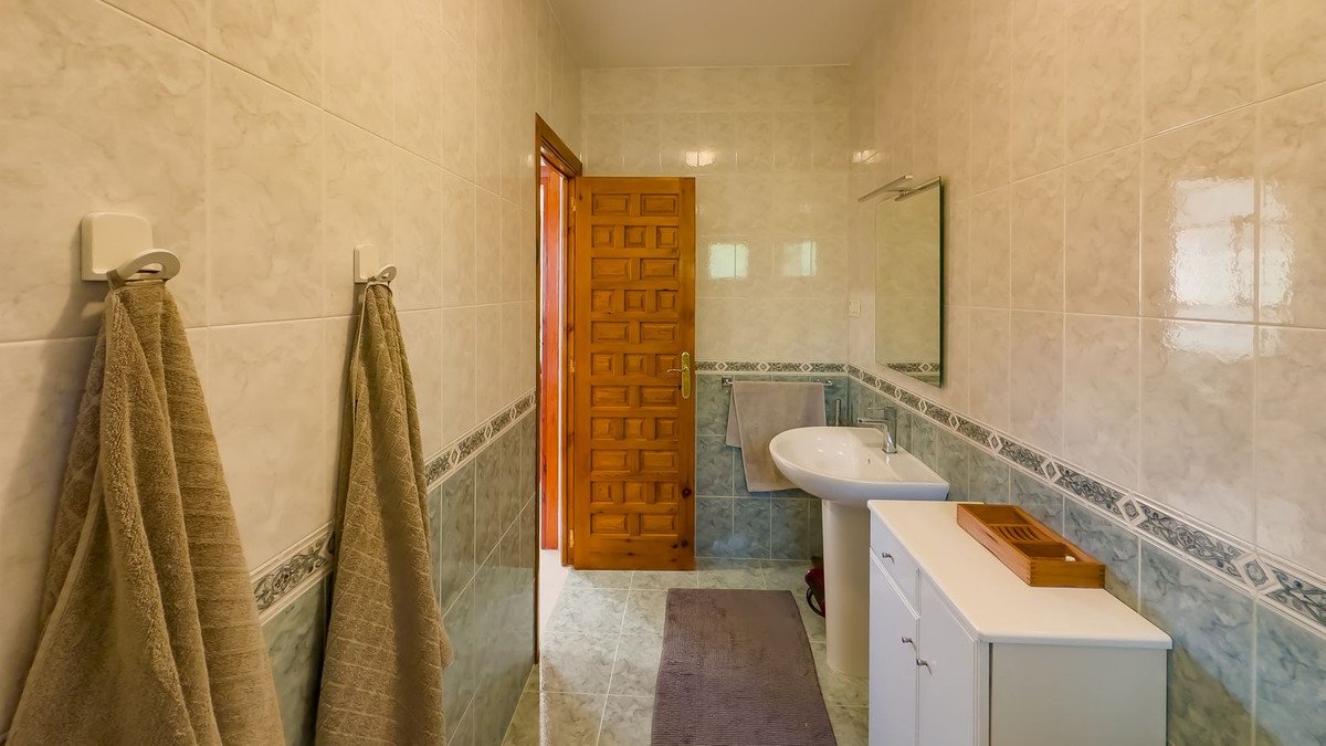 2 Bed Detached Villa in Almogía