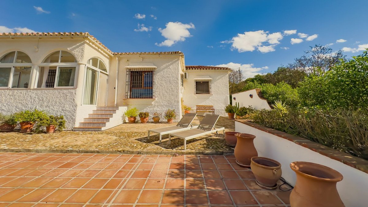 2 Bed Detached Villa in Almogía