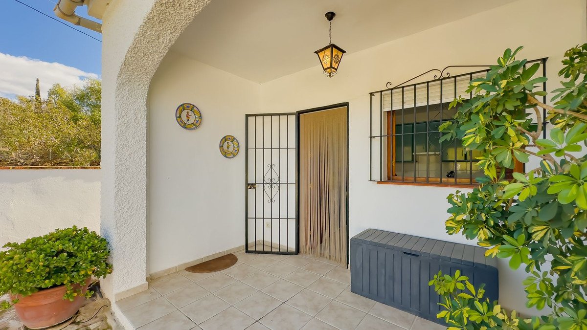 2 Bed Detached Villa in Almogía