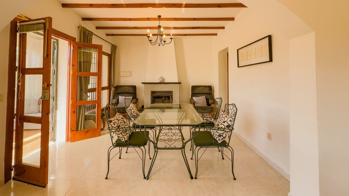 2 Bed Detached Villa in Almogía