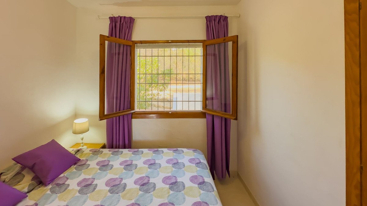 2 Bed Detached Villa in Almogía