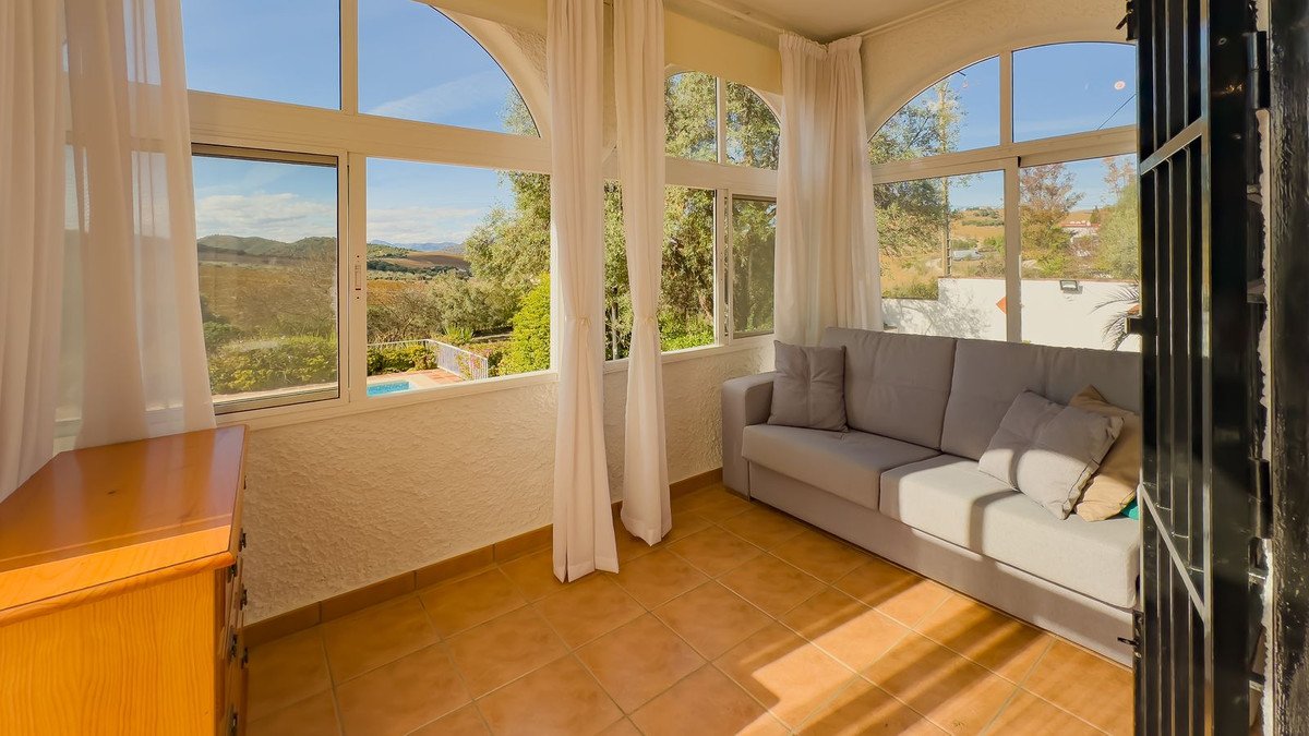 2 Bed Detached Villa in Almogía