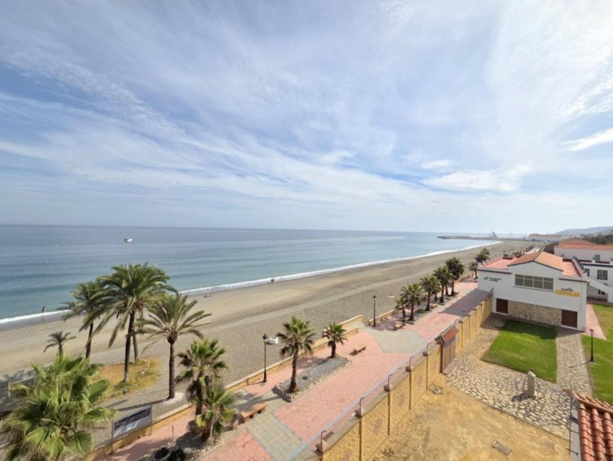 3 Bed Middle Floor Apartment in San Luis de Sabinillas