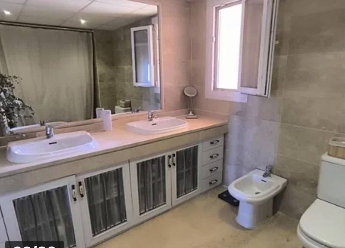 2 Bed Middle Floor Apartment in Calahonda