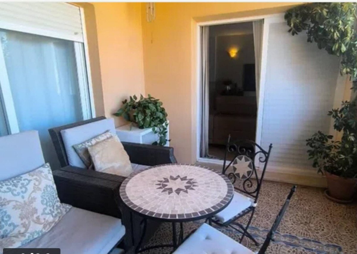 2 Bed Middle Floor Apartment in Calahonda