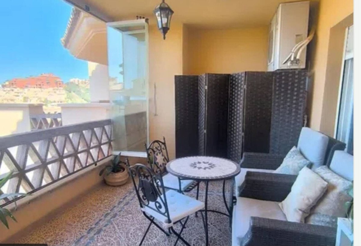 2 Bed Middle Floor Apartment in Calahonda