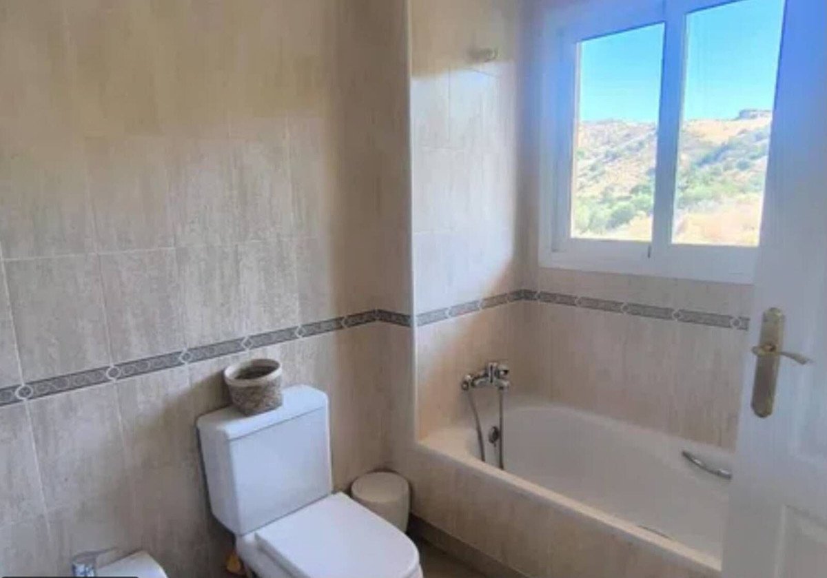 2 Bed Middle Floor Apartment in Calahonda