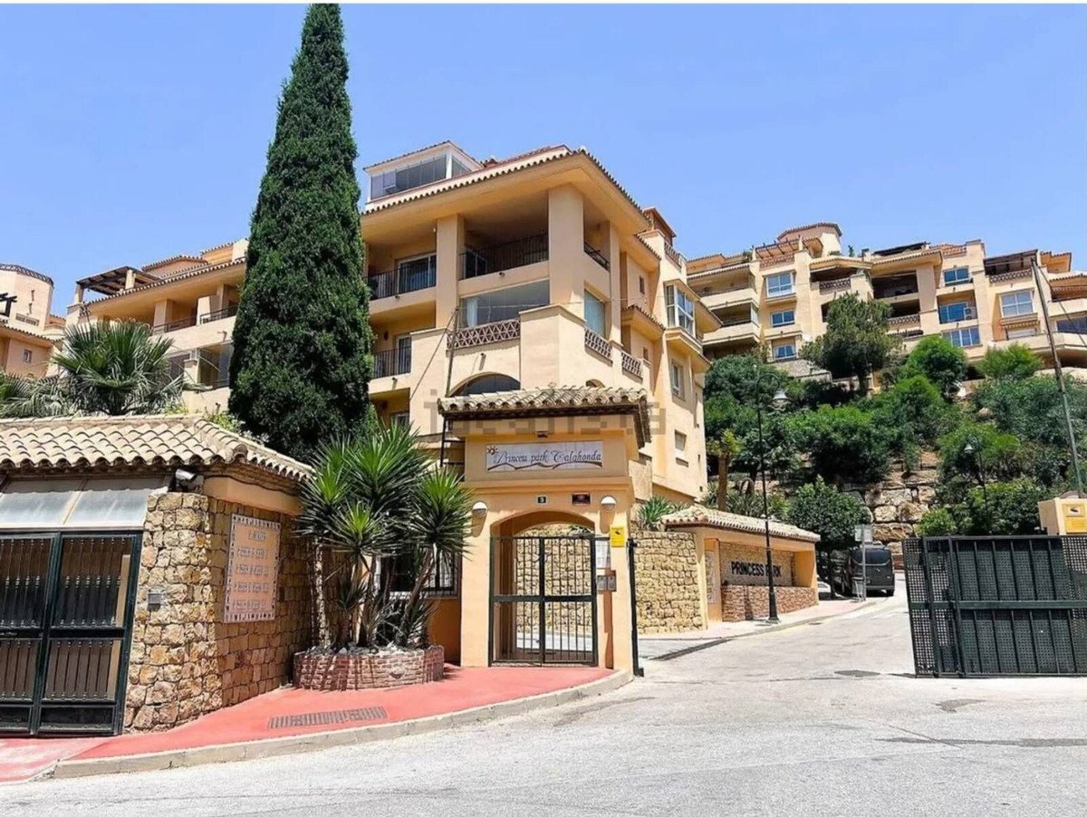 2 Bed Middle Floor Apartment in Calahonda