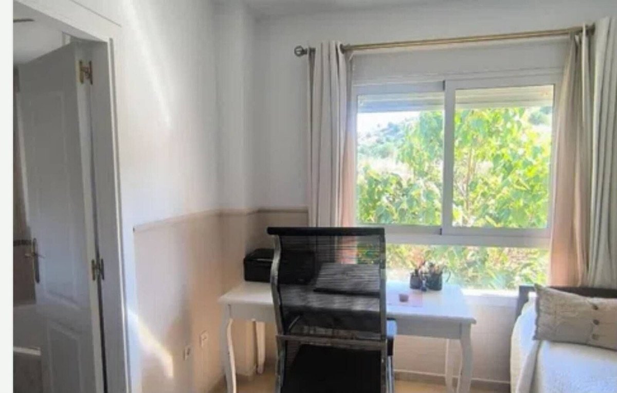 2 Bed Middle Floor Apartment in Calahonda