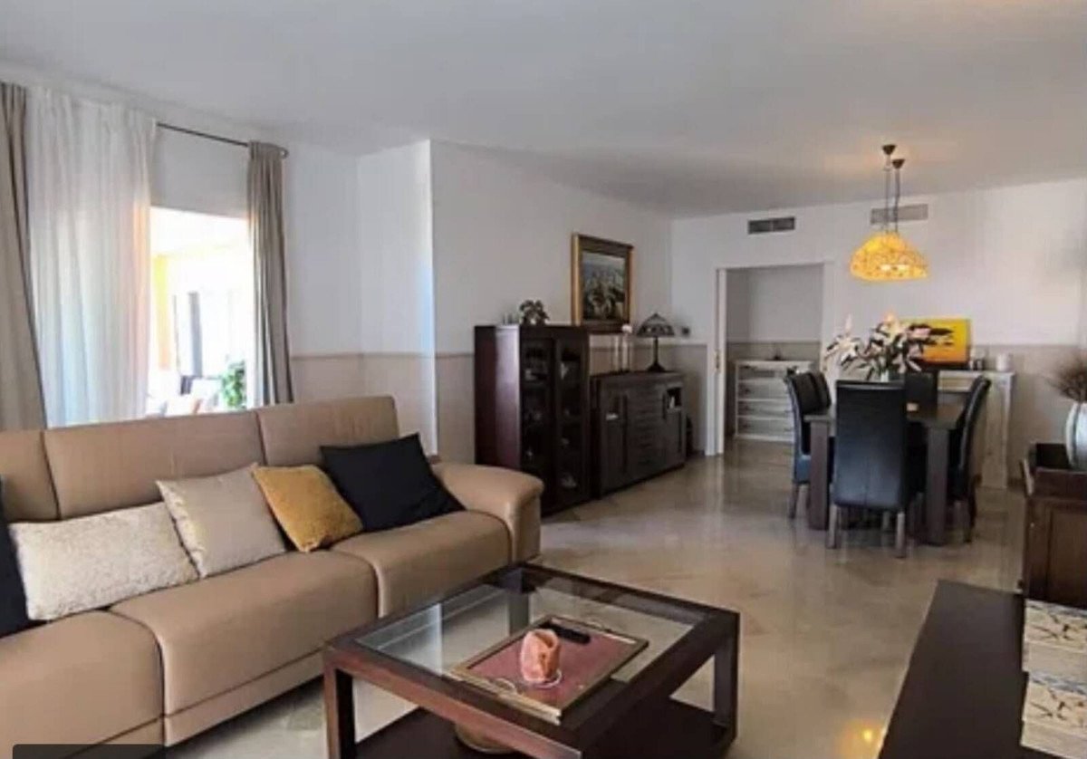 2 Bed Middle Floor Apartment in Calahonda