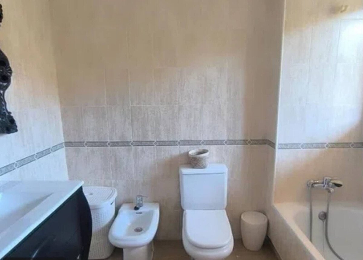 2 Bed Middle Floor Apartment in Calahonda