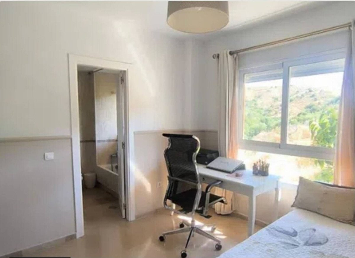 2 Bed Middle Floor Apartment in Calahonda