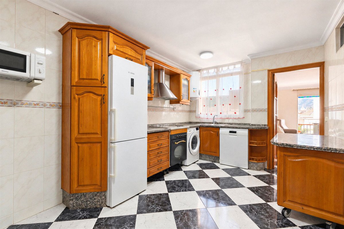 3 Bed Middle Floor Apartment in Fuengirola
