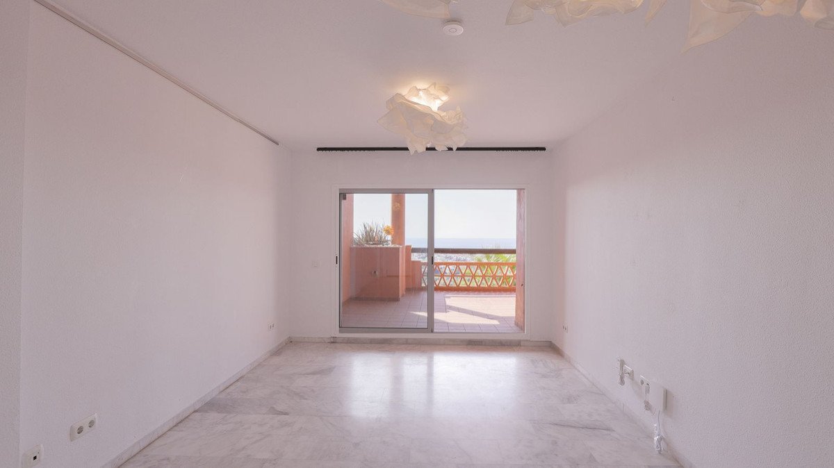 2 Bed Middle Floor Apartment in Reserva de Marbella