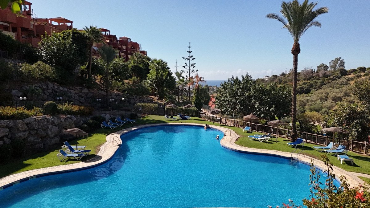 2 Bed Middle Floor Apartment in Reserva de Marbella