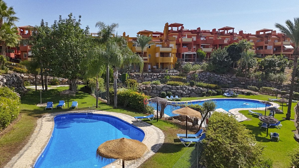 2 Bed Middle Floor Apartment in Reserva de Marbella