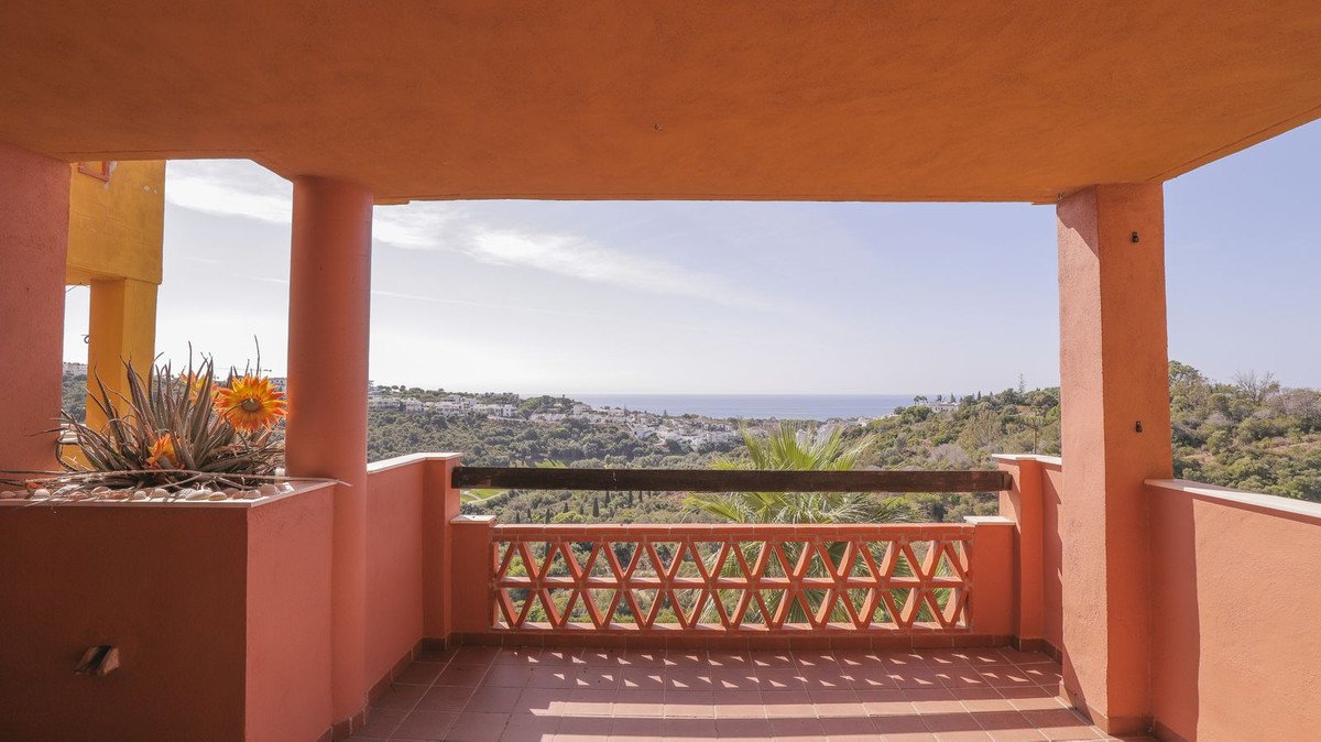 2 Bed Middle Floor Apartment in Reserva de Marbella